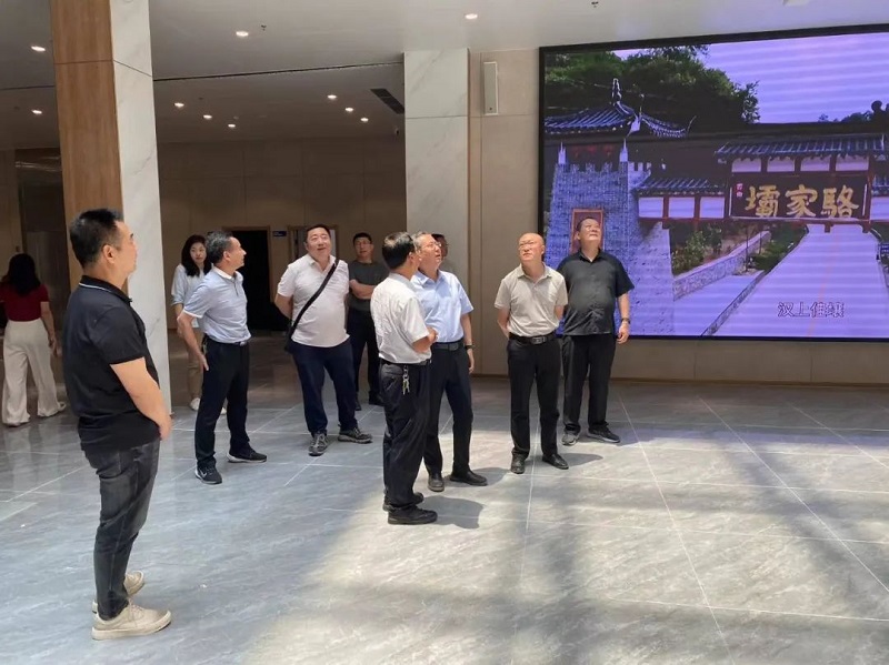 陜西省文物局副局長(zhǎng)馬寶收、革命文物處處長(zhǎng)薛少鵬一行蒞臨西鄉(xiāng)縣博物館調(diào)研